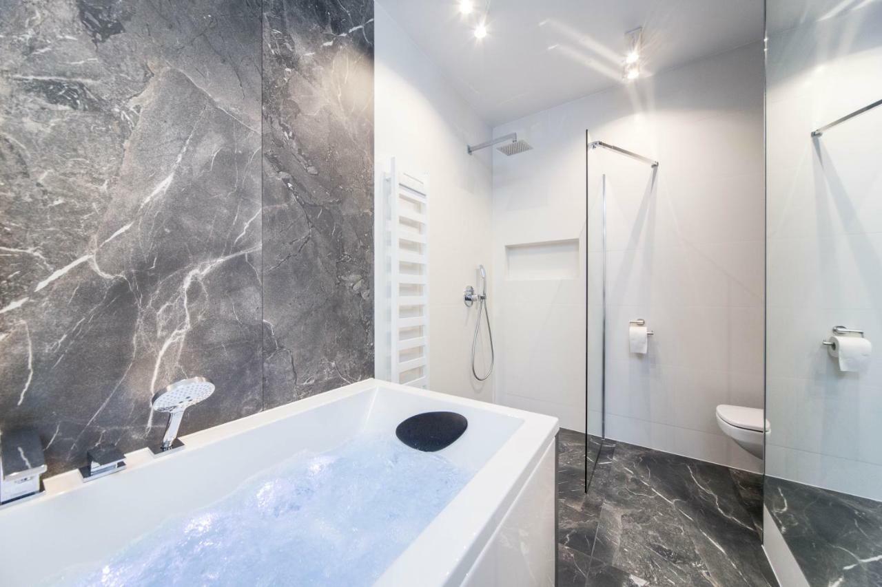 Jacuzzi Apartments Краків Екстер'єр фото